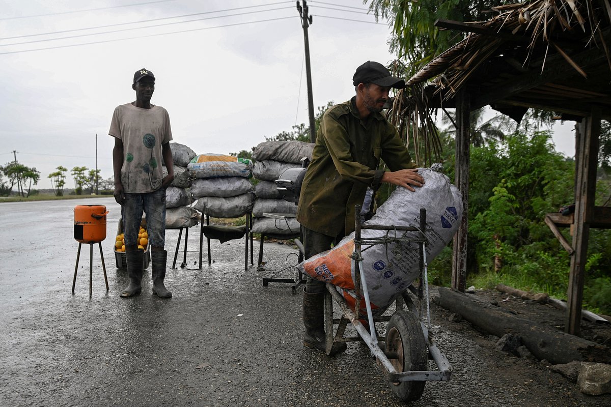 Продажа древесного угля, Гавана, Куба, 12 января 2026 года