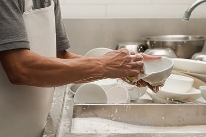 Названа скрытая опасность губок для мытья посуды