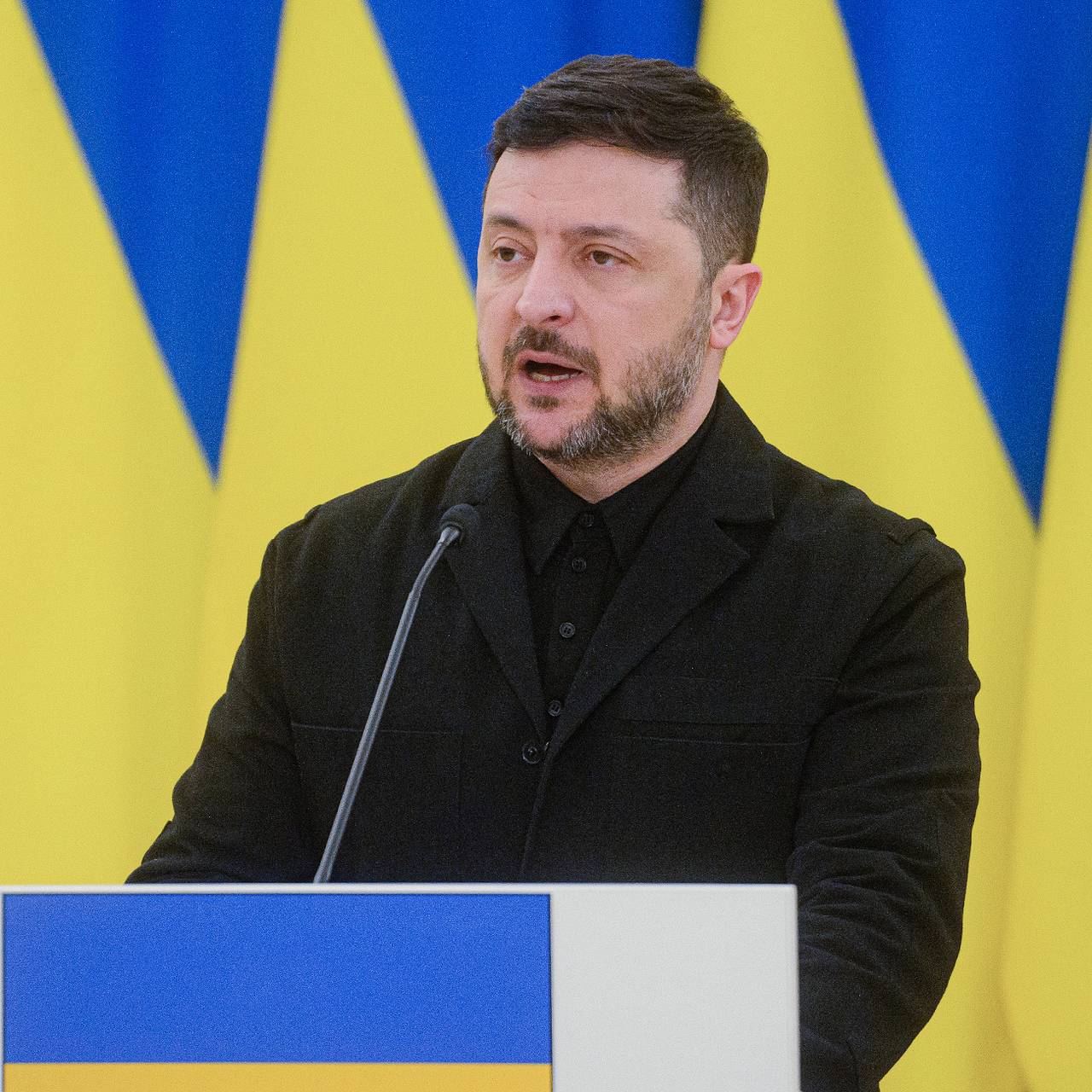 Зеленский ответил на приглашение в Москву