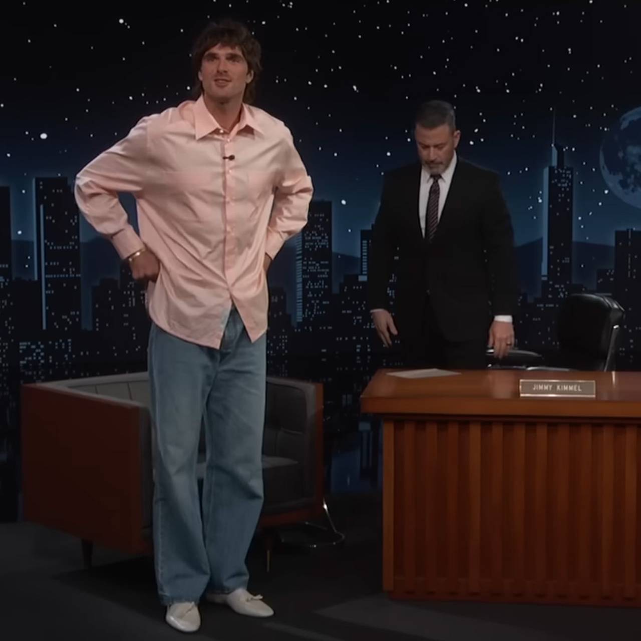 Джейкоб Элорди стал выходить в свет в женской одежде