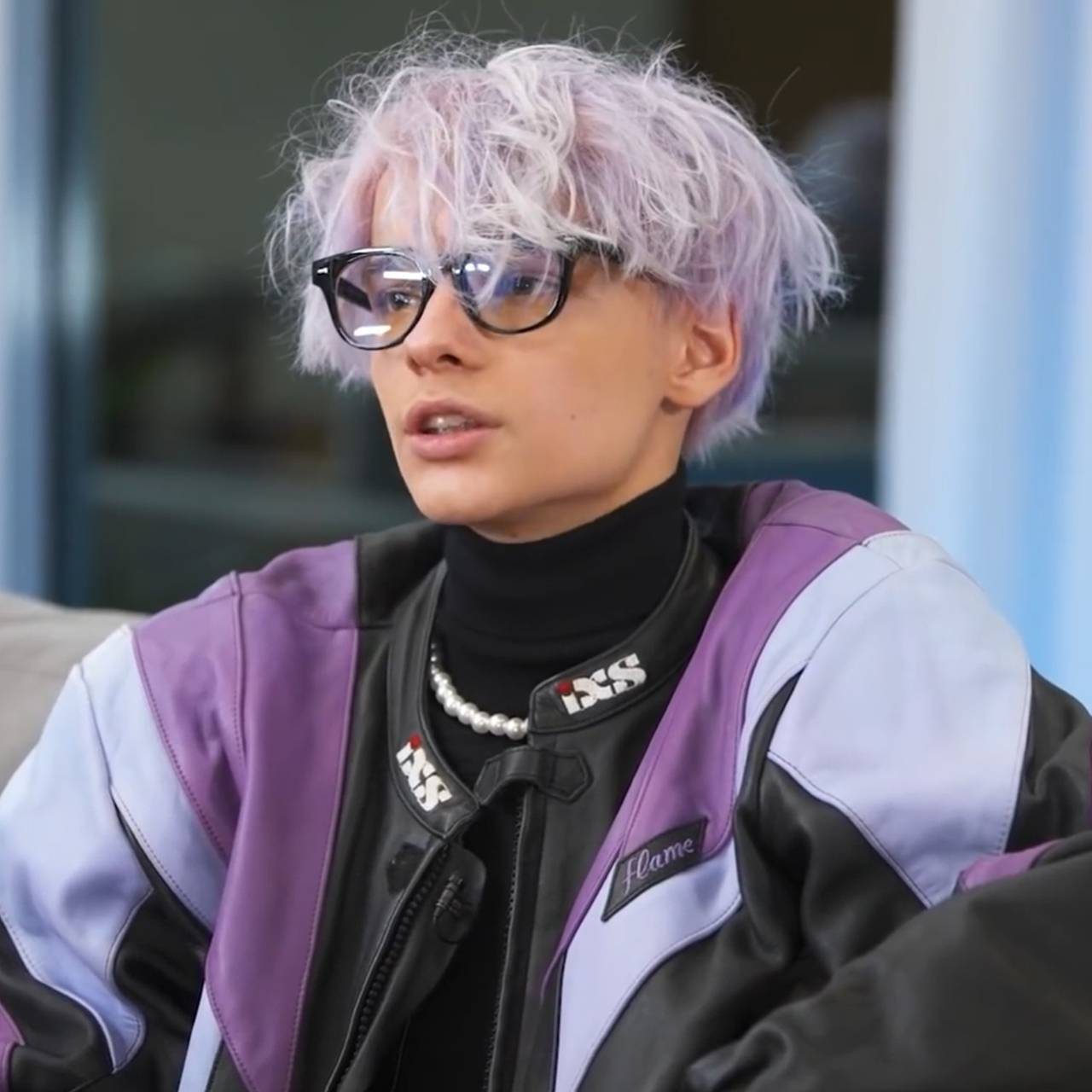 Известный российский блогер рассказал о серьезных проблемах со зрением