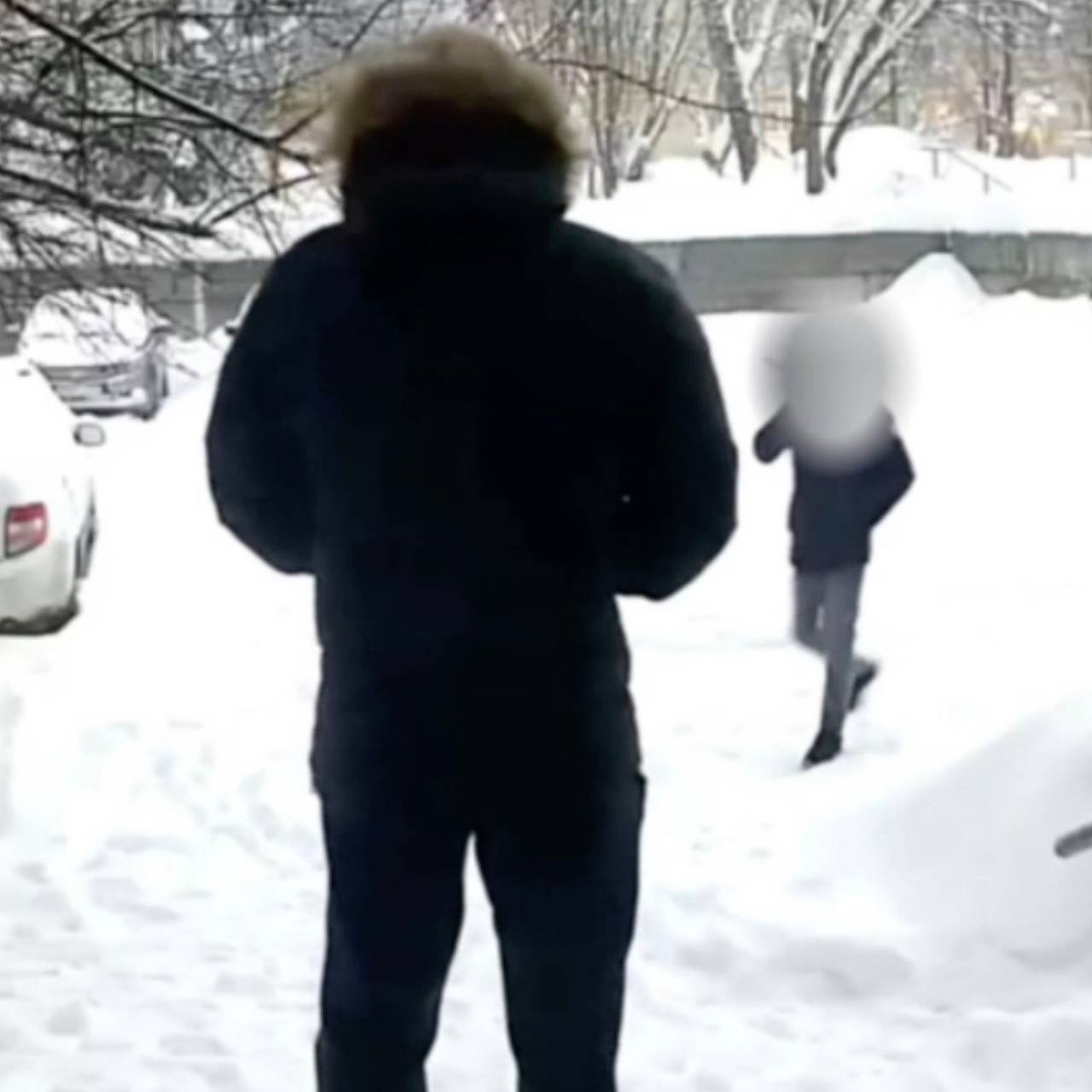 Камера домофона сняла момент расправы над россиянином