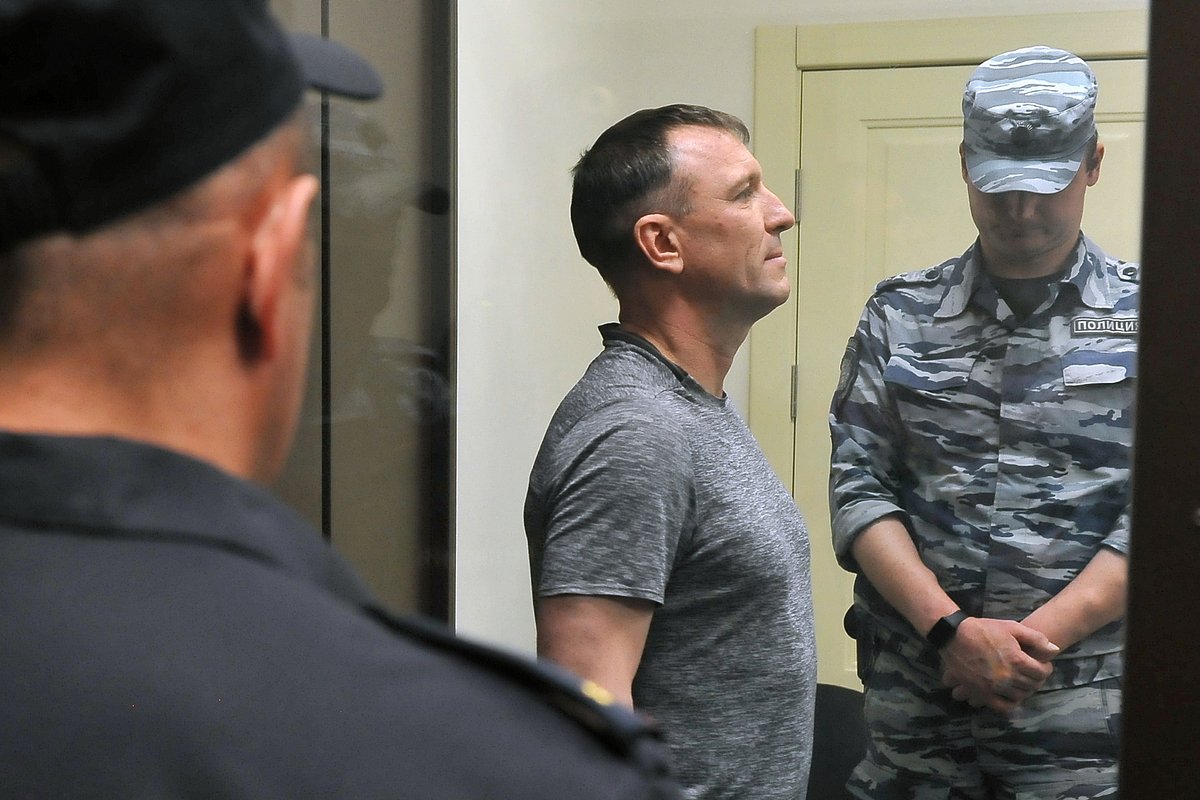 Иван Попов (в центре)