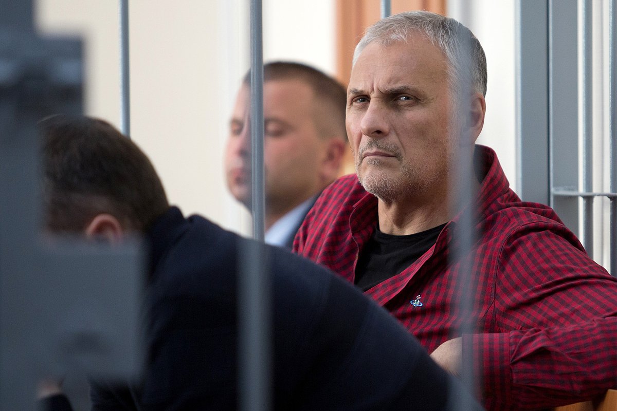 Александр Хорошавин (справа)