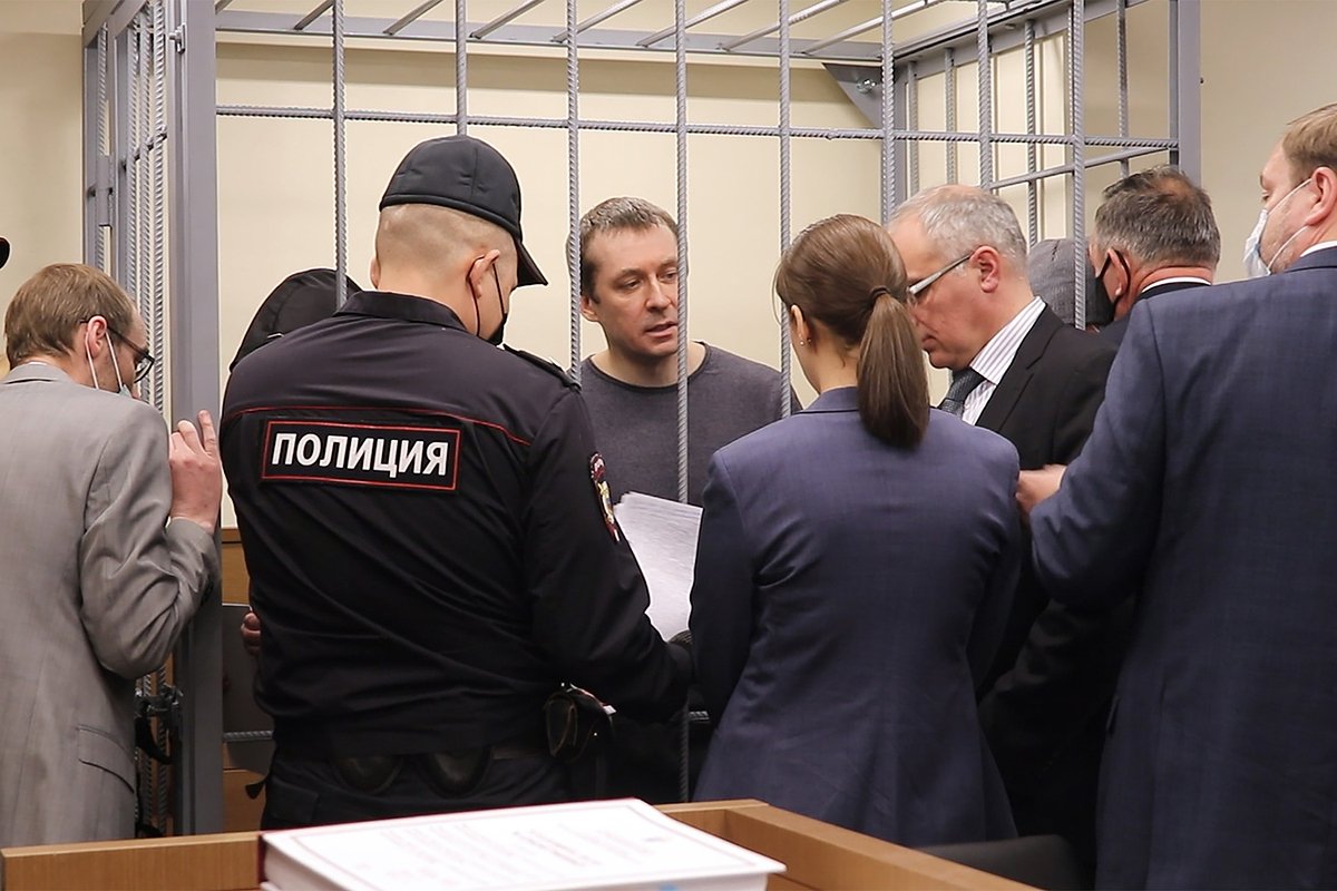 Дмитрий Захарченко (в центре)