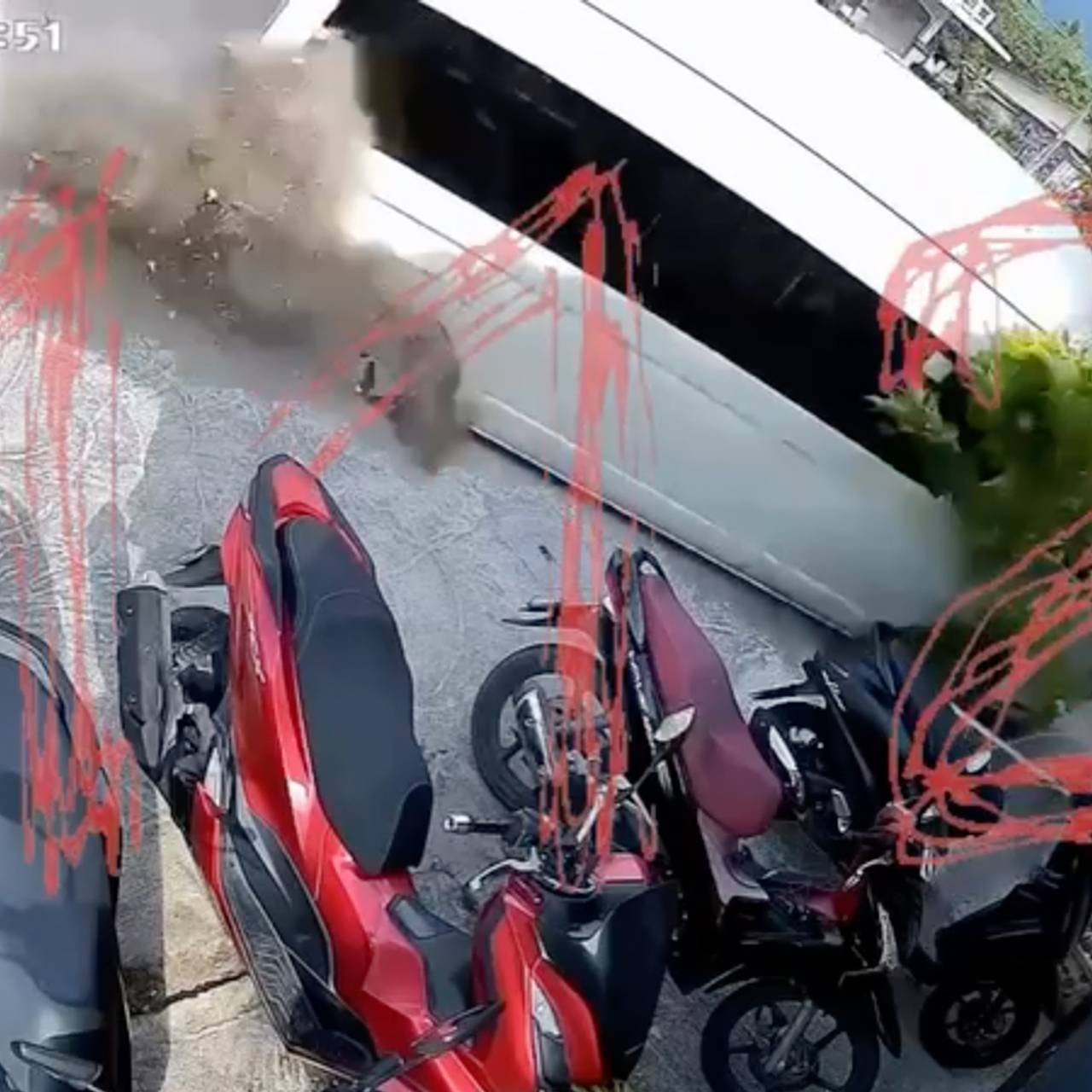 Россиянка вышла из кафе в Таиланде и едва не была раздавлена микроавтобусом