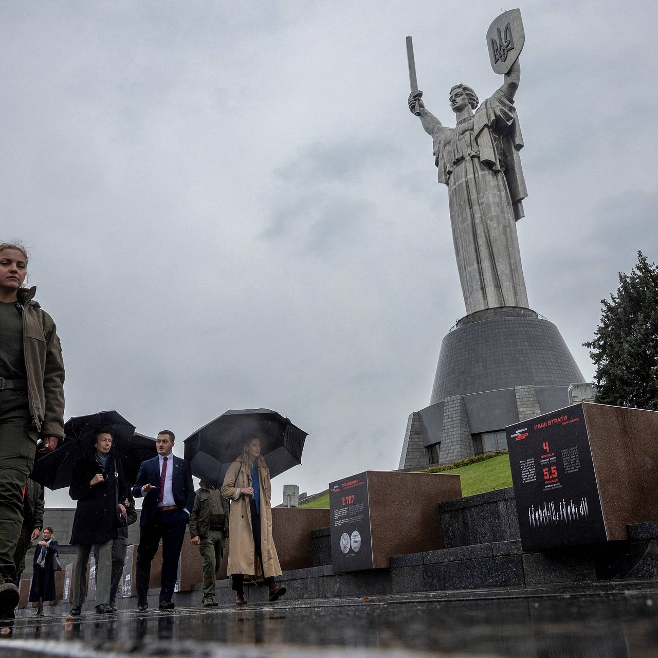 В МИД прокомментировали демонтаж надписи на русском языке у &laquo;Родины-матери&raquo; в Киеве