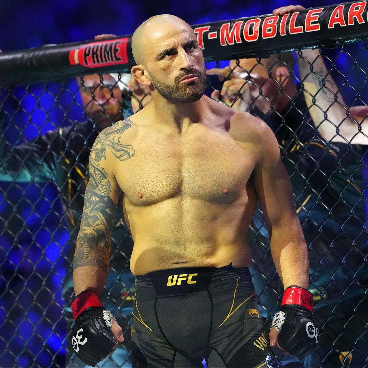 Назван фаворит главного боя UFC 325