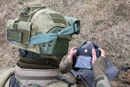 Российские военные вручили сослуживцу сладкий подарок с помощью дрона