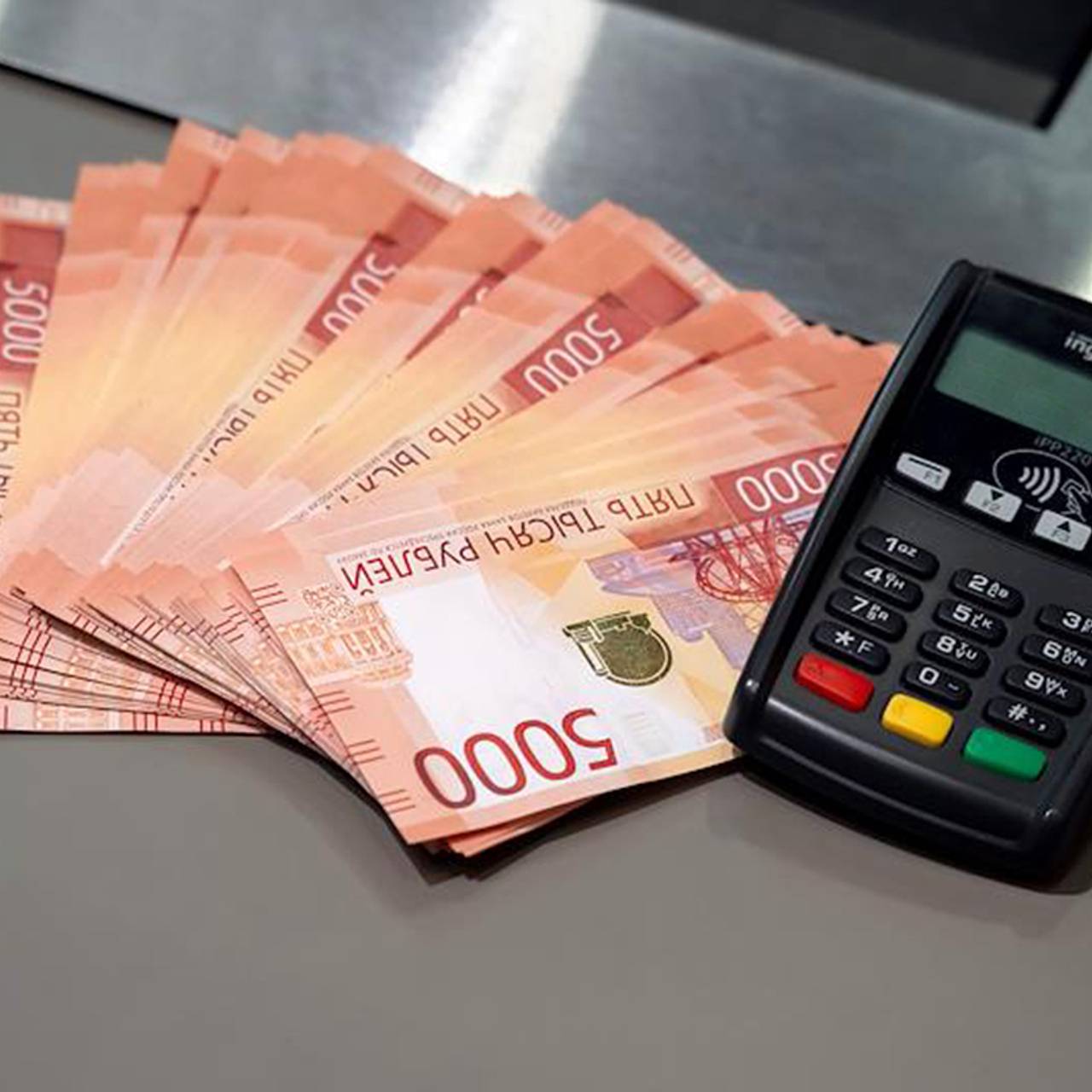 Мошенники обменяли москвичке десятки миллионов рублей на билеты из банка приколов