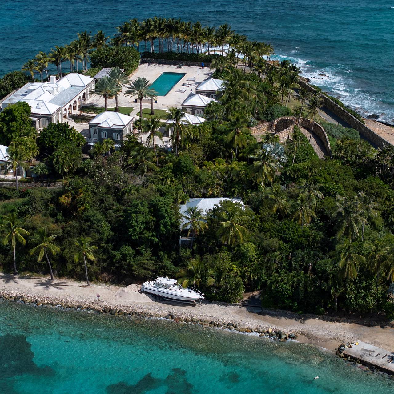 Российская модель рассказала о приглашении на вечеринку Эпштейна