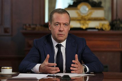 Медведев заявил о захвате власти в Евросоюзе бандой полоумных
