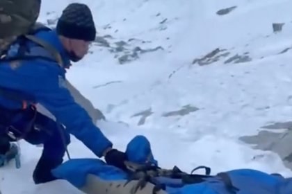 Украинец решил покорить гору в Киргизии, сорвался и попал на видео