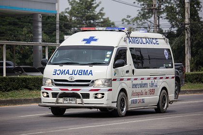 Женщина из ревности порезала другу шею на глазах у отдыхающих на пляже в Таиланде