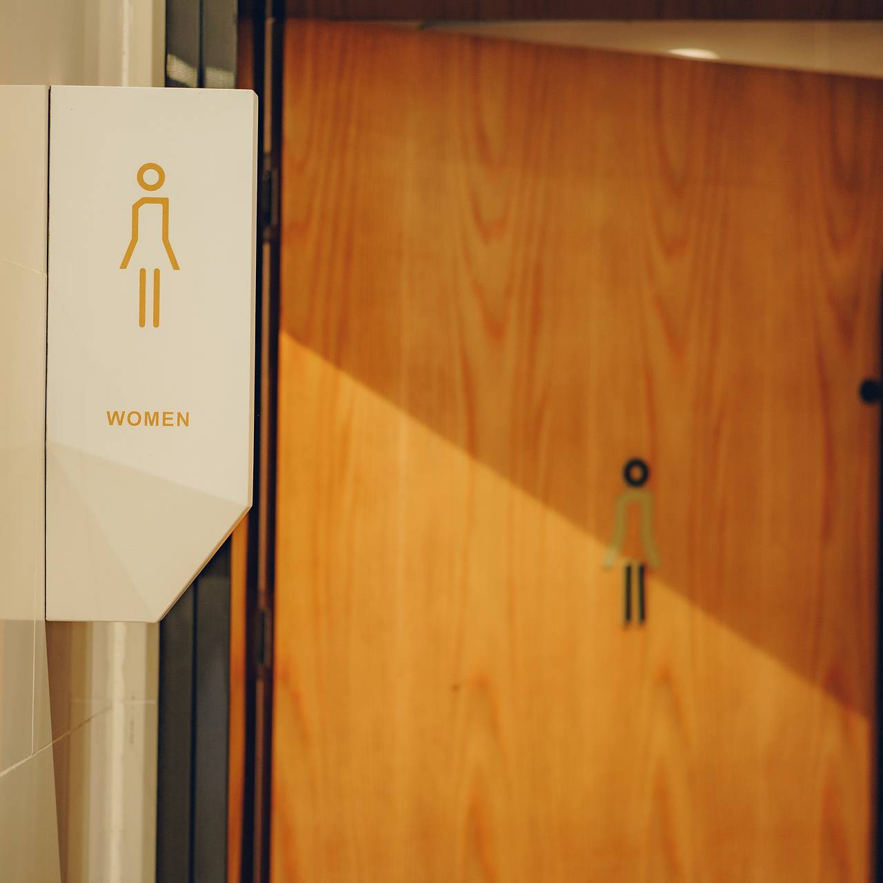 Юриста-извращенца поймали во время тайной съемки посетительниц женского туалета