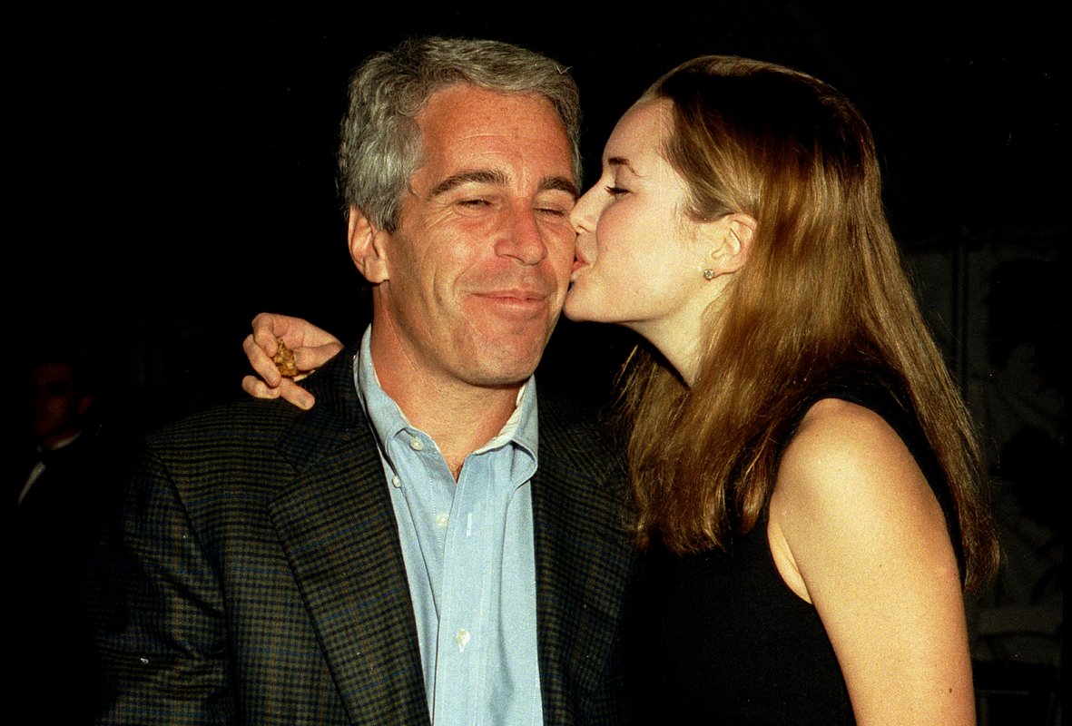 Американский финансист Джеффри Эпштейн и норвежская студентка Селина Мидельфарт на благотворительном теннисном турнире ProAm в поместье Мар-а-Лаго, Палм-Бич, Флорида, 22 февраля 1997 года