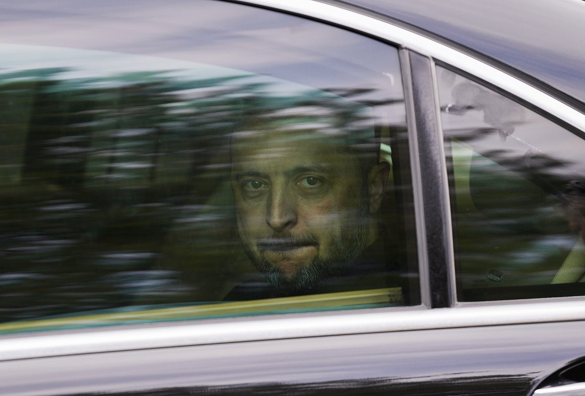 Президент Украины Владимир Зеленский покидает президентский дворец после встречи с главой Кипра Никосом Христодулидисом, Никосия, 7 января 2026 года