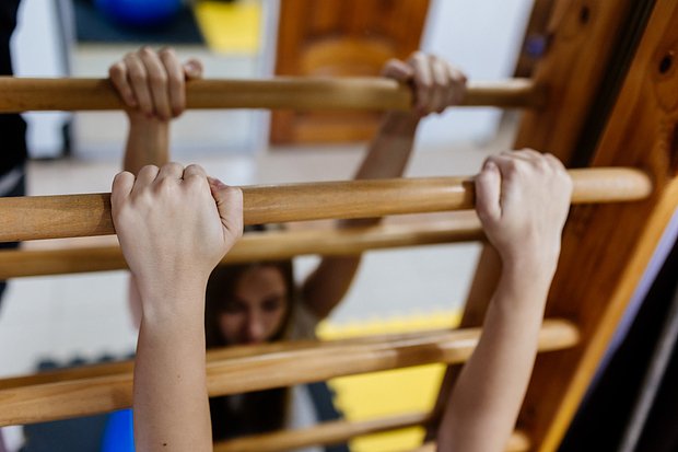 «Мне поможет только операция, врача я уже нашла» Без срочного хирургического лечения Яну ждет тяжелая инвалидность. Нужна помощь