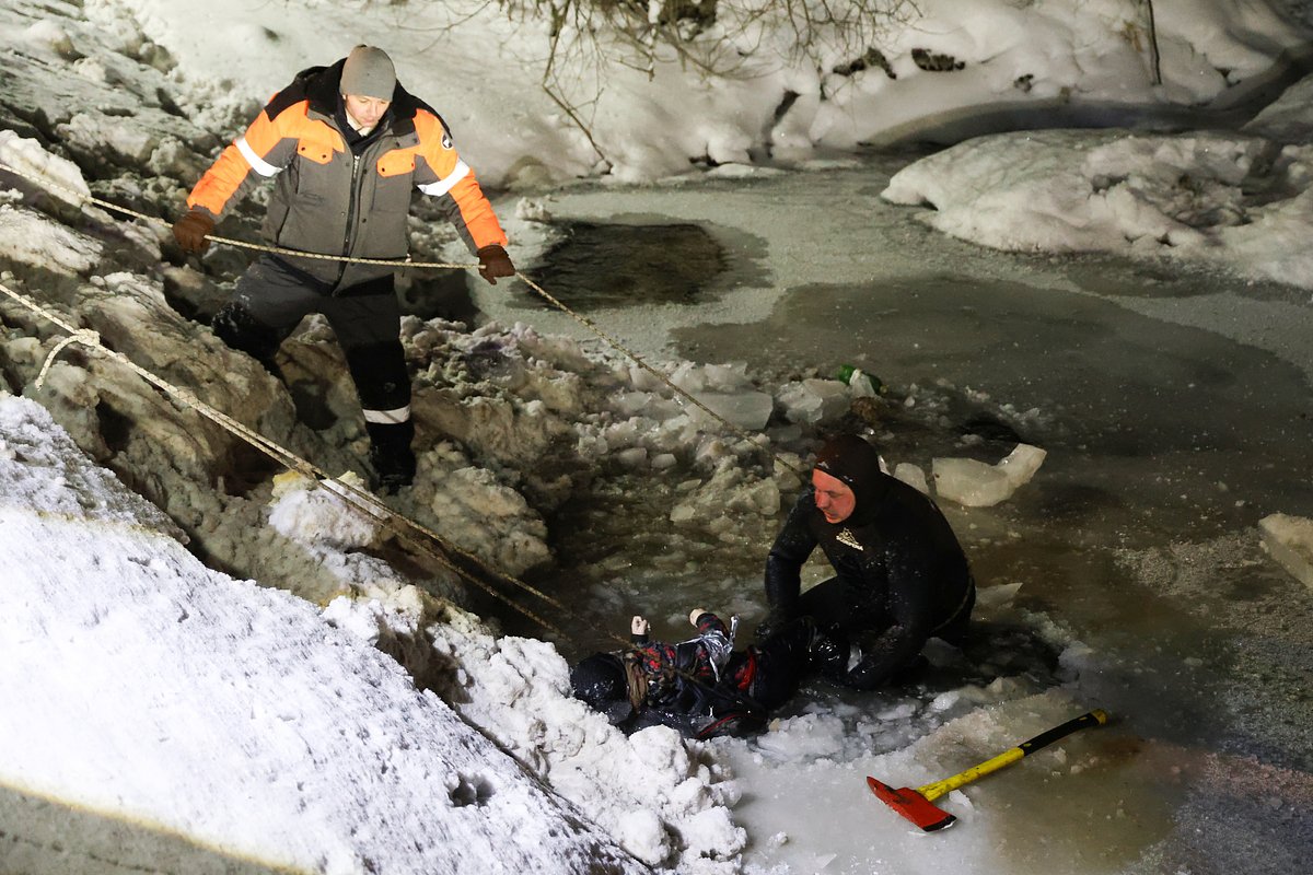 Спасатели достают тело убитого мальчика из водоема в Ломоносовском районе Ленинградской области