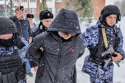 Девятиклассник с пистолетом и петардами напал на школу в Уфе. Он анонсировал преступление и выкладывал фото с оружием