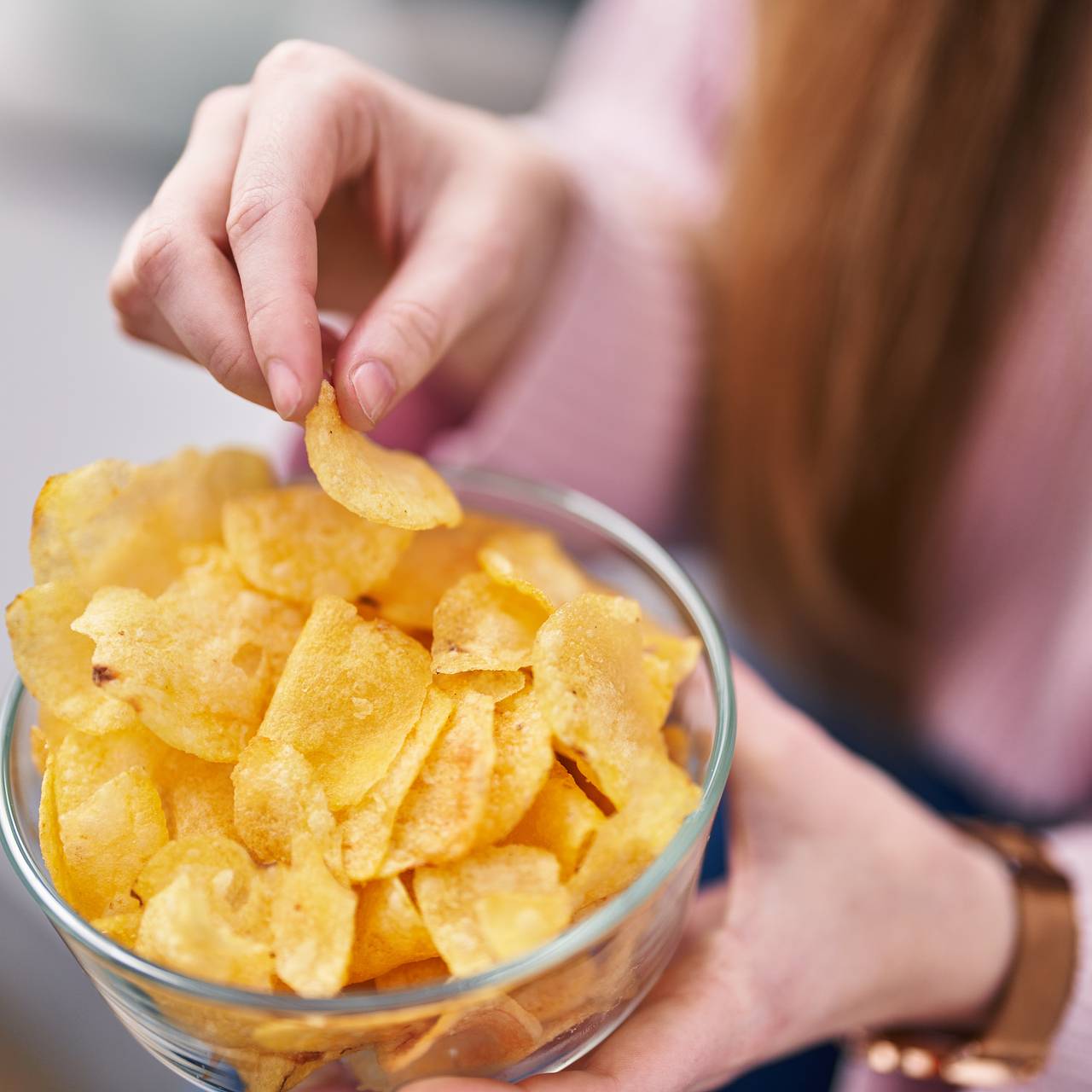 Врач объяснила причины зависимости от чипсов