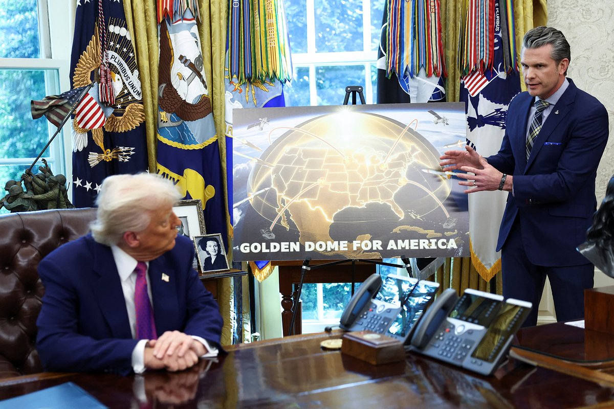 Президент США Дональд Трамп и министр обороны США Пит Хегсет во время презентации системы противоракетной обороны «Золотой купол» в Овальном кабинете Белого дома в Вашингтоне, округ Колумбия, США, 20 мая 2025 года
