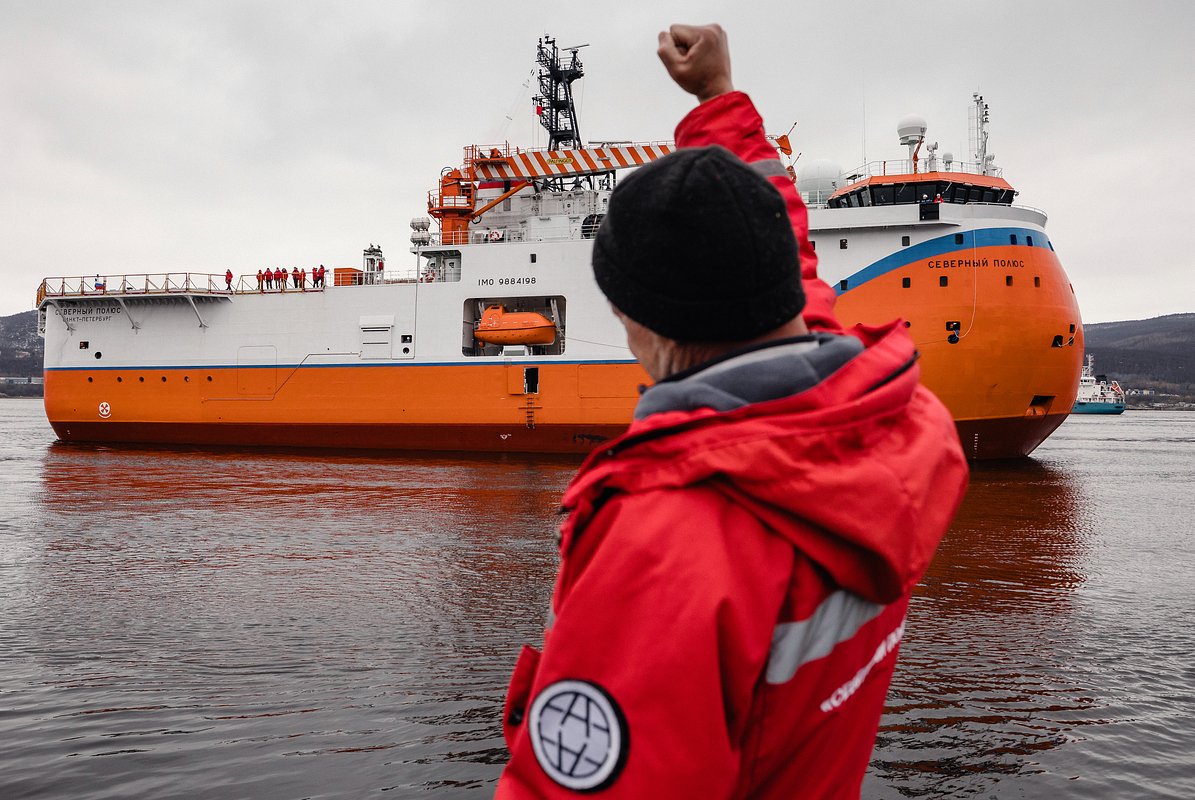 Ледостойкая самодвижущаяся платформа «Северный полюс» в порту Мурманска, Россия, 17 мая 2024 года