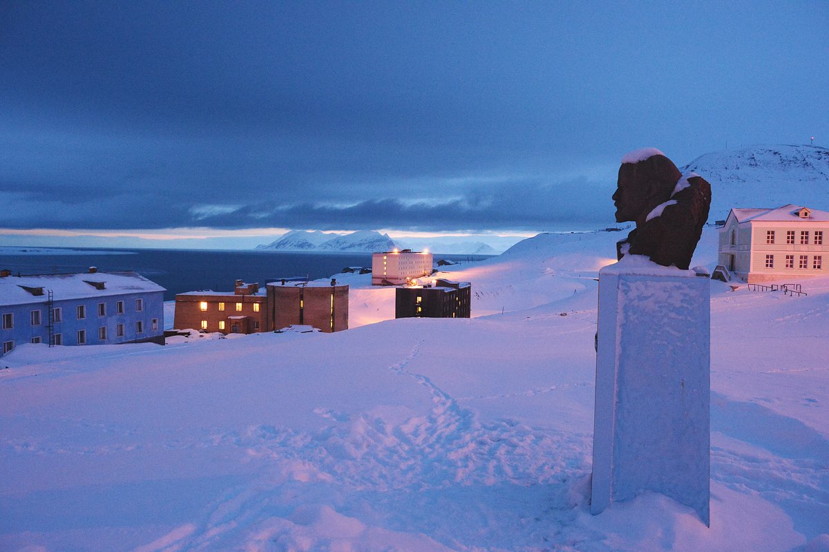 Жилые дома в шахтерском городе Баренцбург на архипелаге Шпицберген, 4 апреля 2015 года