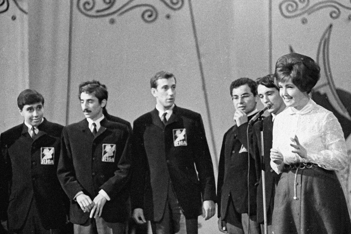 Ведущая Светлана Жильцова задает вопрос участникам команды Риги во время телевизионной передачи «КВН».