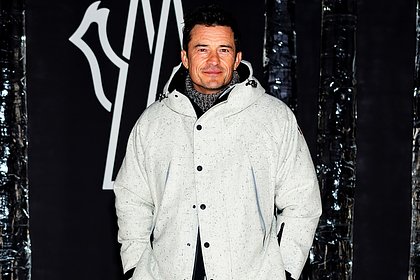 49-летний Орландо Блум восхитил фанатов внешним видом на показе известного бренда