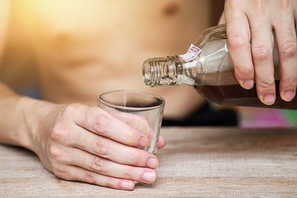 Директриса организовала вечеринку с алкоголем для 100 школьников и избежала тюрьмы