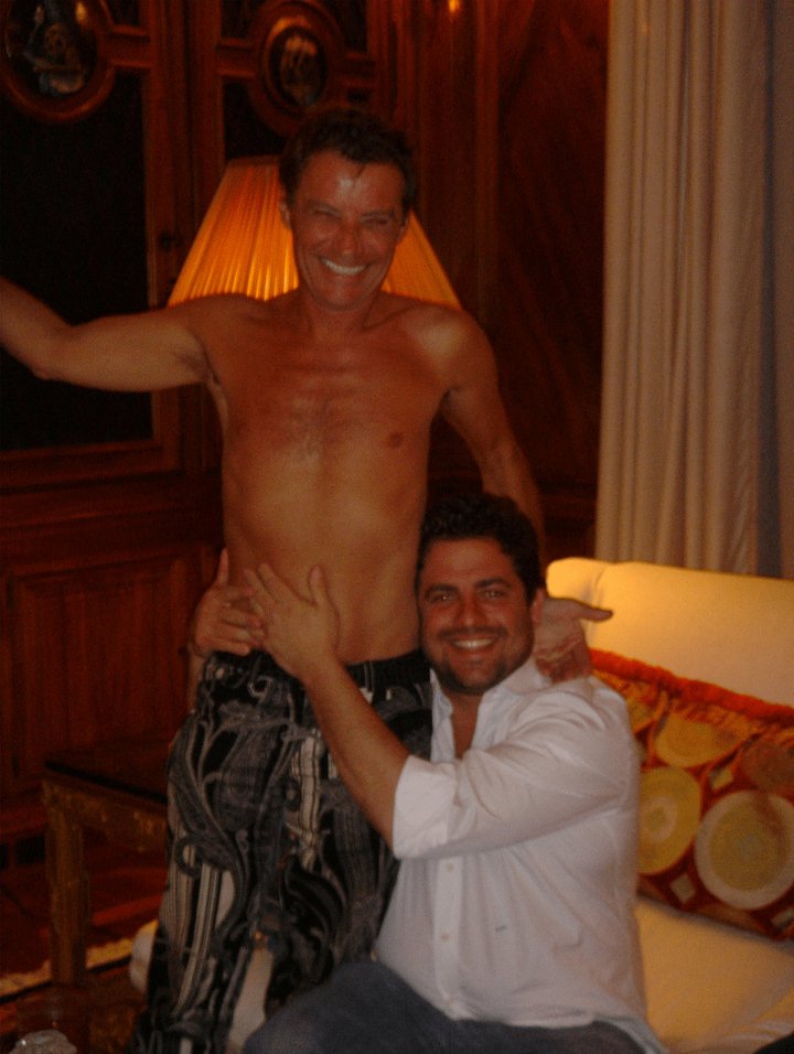 Американский кинорежиссер Бретт Ратнер (справа) и сообщник финансиста Джеффри Эпштейна Жан-Люк Брюнель (слева) на фотографии из архива Эпштейна, дата и место съемок неизвестны