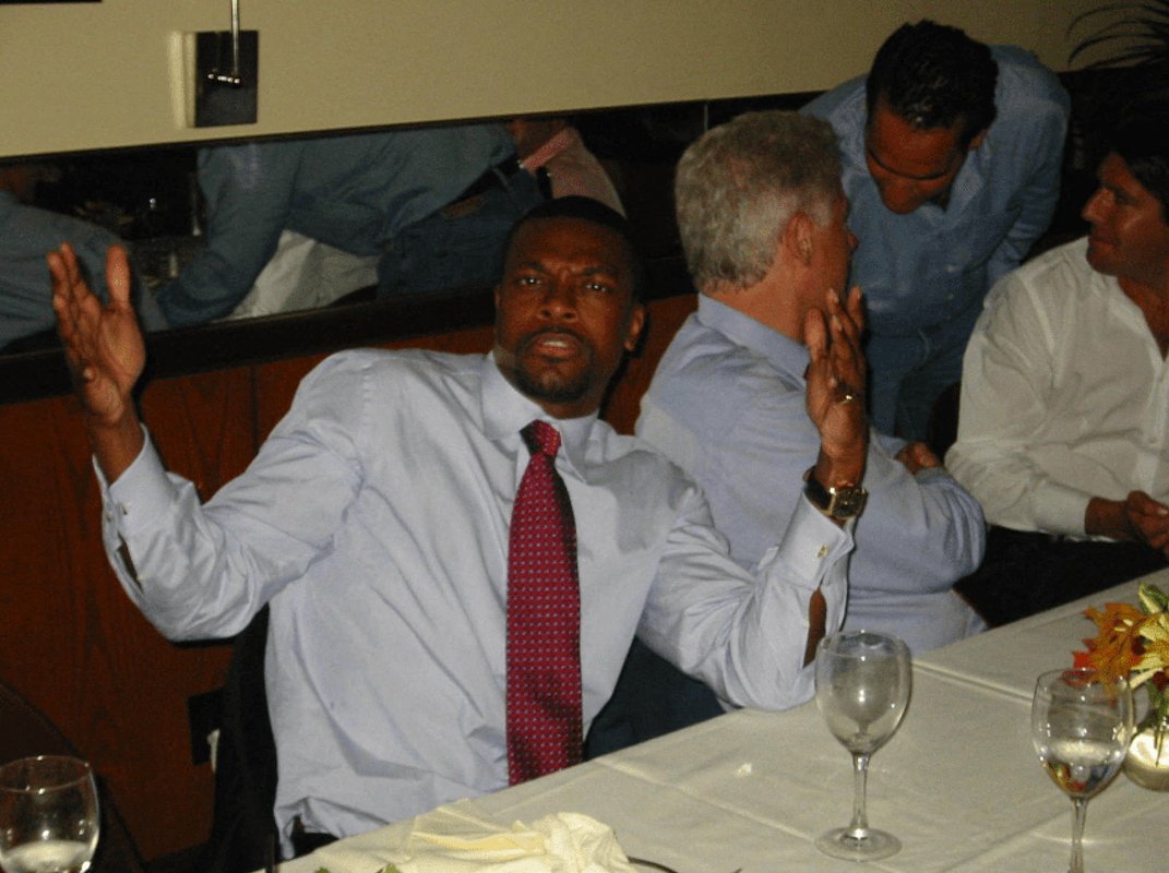 Бывший президент США Билл Клинтон (справа) и актер Крис Такер (слева) на фотографии из архива финансиста Джеффри Эпштейна, дата и место съемок неизвестны