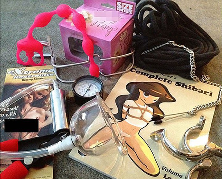 Предметы, принадлежавшие финансисту Джеффри Эпштейну, на фотографии из архива Эпштейна, дата и место съемок неизвестны