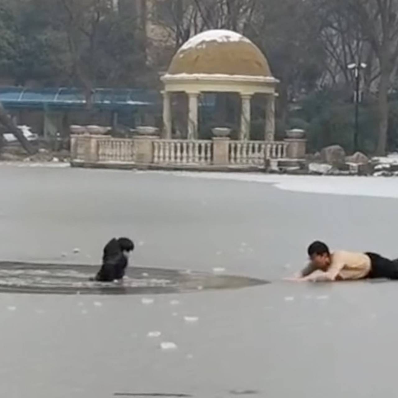 Мужчина спас ребенка из ледяного пруда и попал на видео