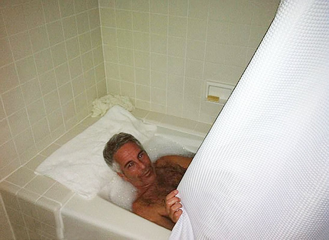 Финансист Джеффри Эпштейн в ванне, фотография из собственного архива, дата и место съемок неизвестны