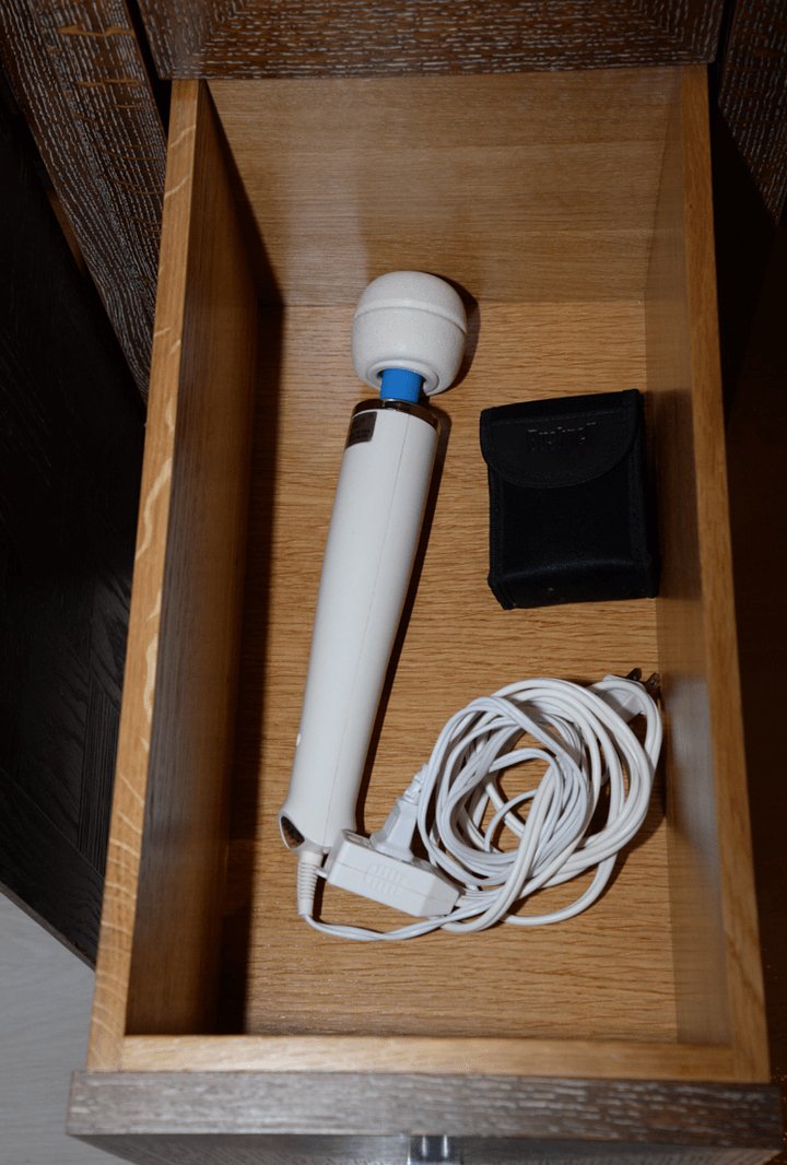 Предметы, найденные при обыске у финансиста Джеффри Эпштейна, дата и место съемок неизвестны