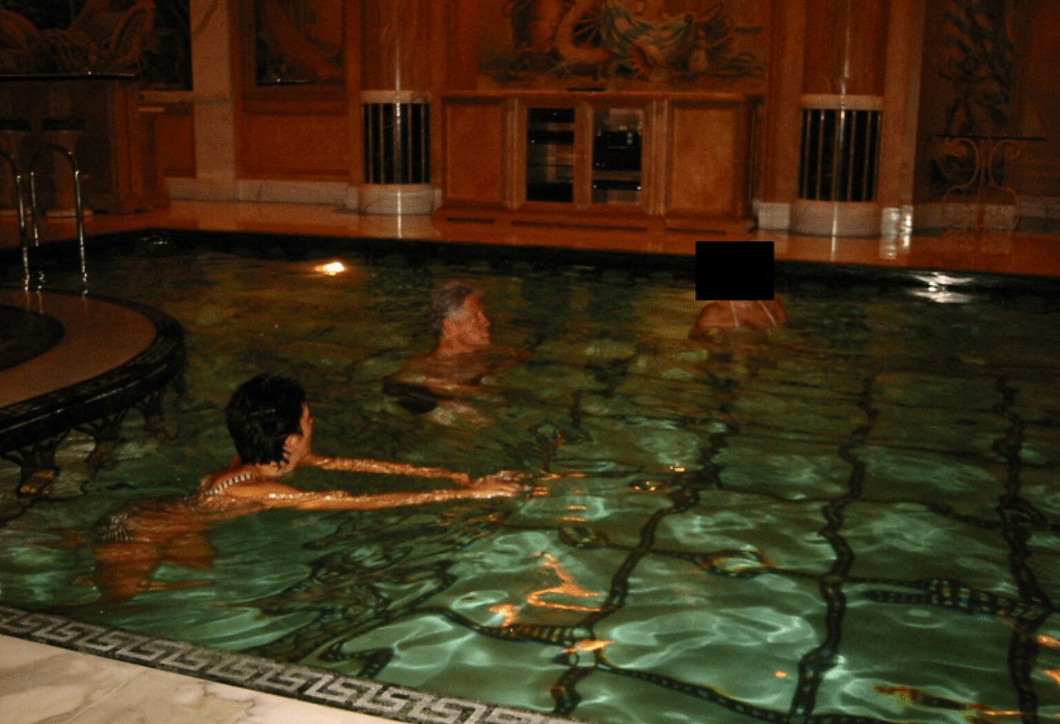 Бывший президент США Билл Клинтон в бассейне на фотографии из архива финансиста Джеффри Эпштейна, дата и место съемок неизвестны