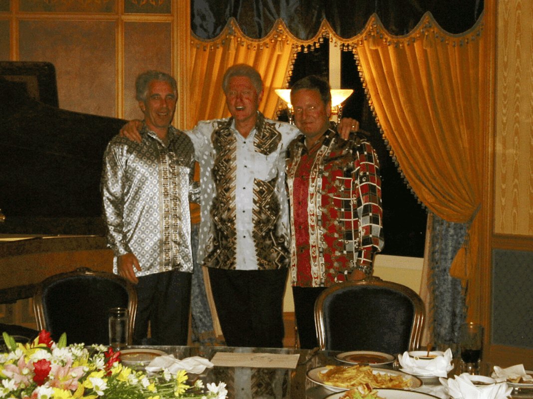 Финансист Джеффри Эпштейн (слева) и бывший президент США Билл Клинтон (в центре) на фотографии из архива Эпштейна, дата и место съемок неизвестны