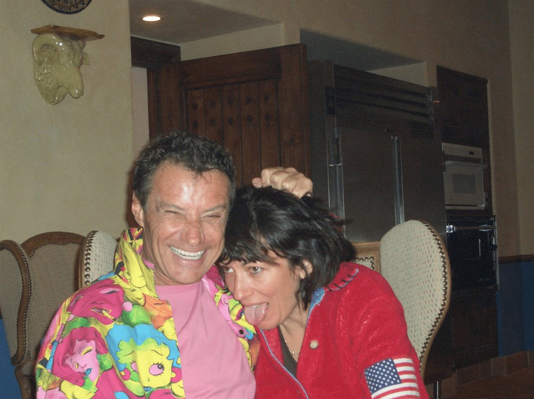 Сообщники финансиста Джеффри Эпштейна Жан-Люк Брюнель и Гислейн Максвелл на фотографии из архива Эпштейна, дата и место съемок неизвестны