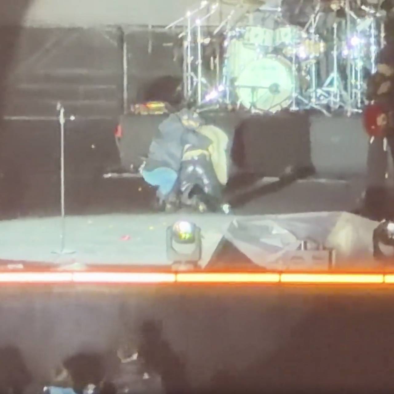 Знаменитая певица потеряла сознание на сцене и попала на видео