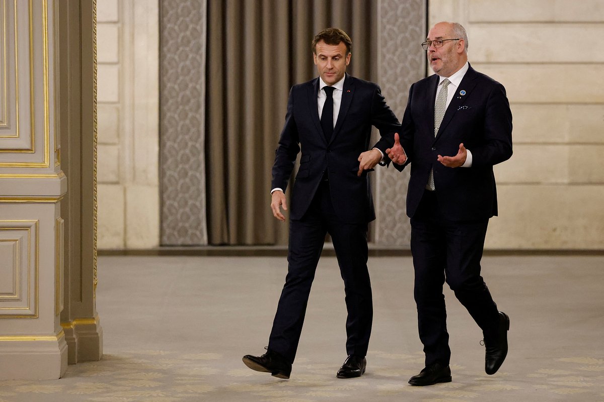Президент Франции Эммануэль Макрон беседует с президентом Эстонии Аларом Карисом