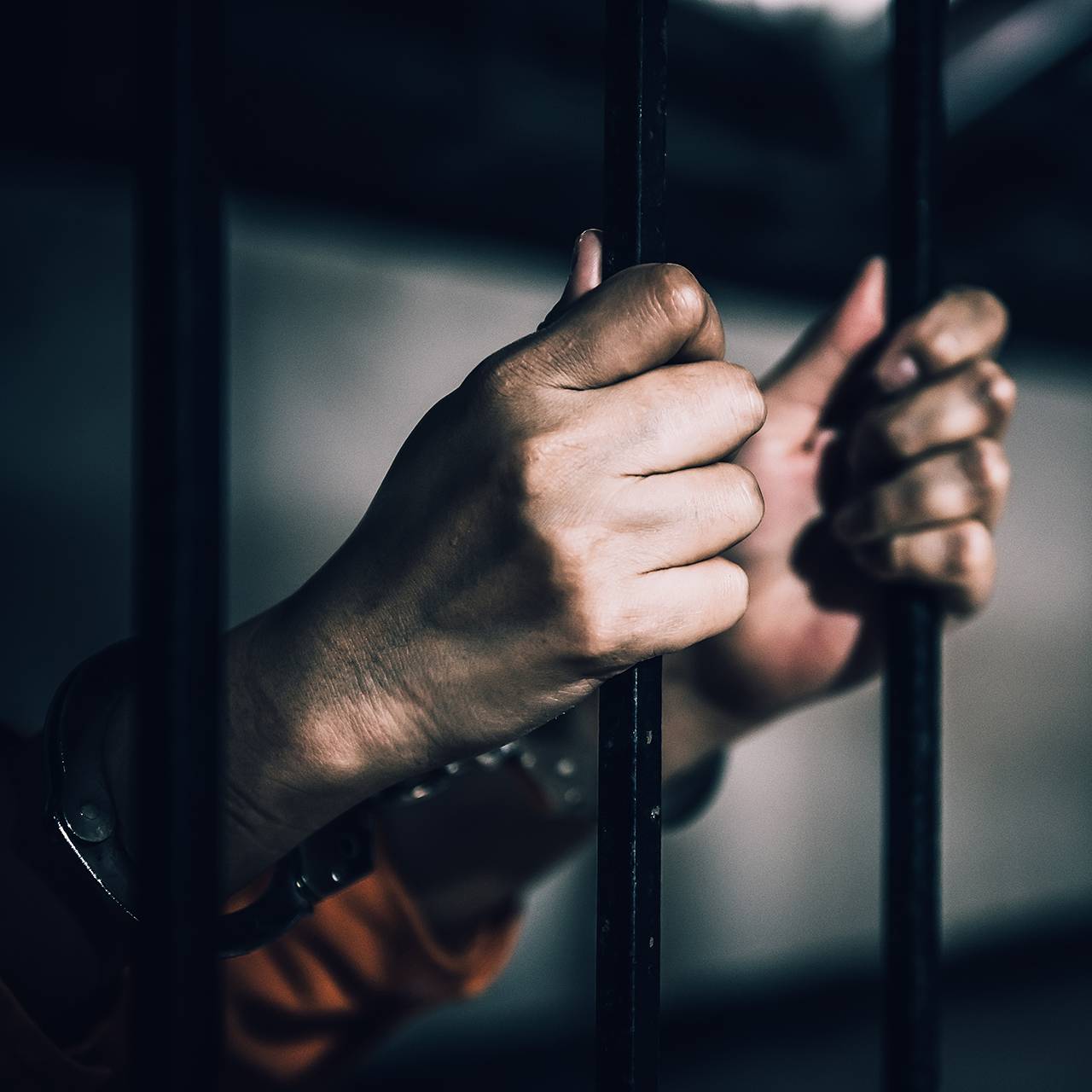 Женщина вышла замуж за приговоренного к пожизненному сроку и забеременела от него