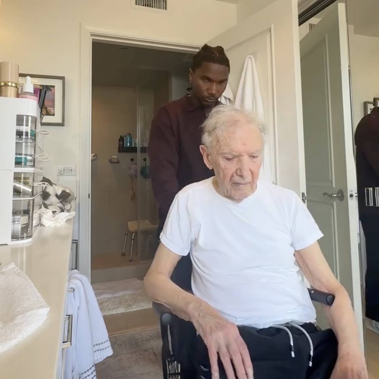 Дружба с 91-летним ветераном спасла бездомного мужчину