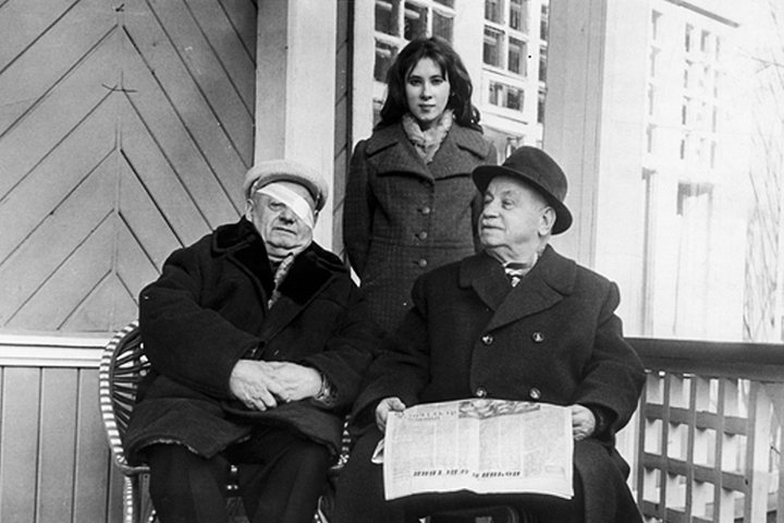 Иван Папанин с родственниками на своей даче в Болшево, 1973 год 