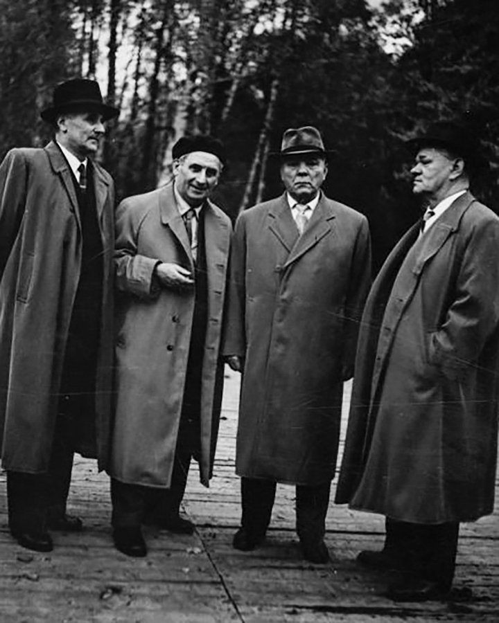 Климент Ворошилов принимает на своей даче художника Федора Модорова, 1960 год 