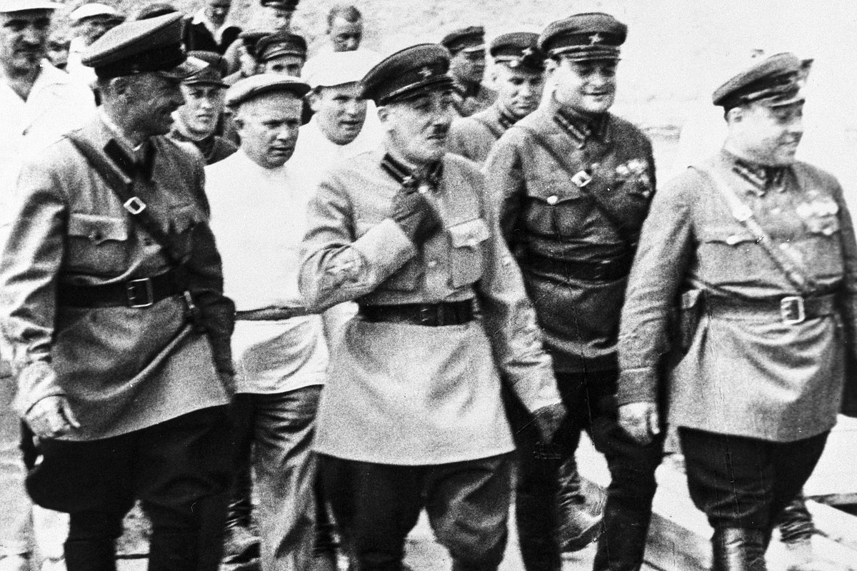 Руководитель партийной организации Москвы Никита Хрущев (второй слева) и нарком внутренних дел СССР Генрих Ягода (в центре) осматривают строительство канала Москва — Волга, 1935 год 