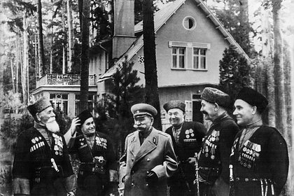 «Дома полны ковров, золотого оружия и дорогого фарфора» Как соратники Сталина жили в поместьях с прислугой, пока народ голодал?​on 27 Marzo 2026 at 21:01