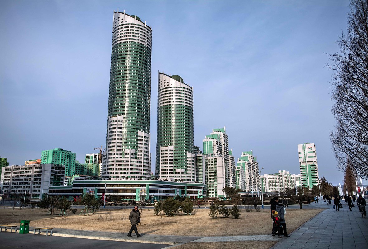 Некоторые перебежчики уверяют, что хакеры живут в условиях, близким к элитным, пусть и по северокорейским меркам