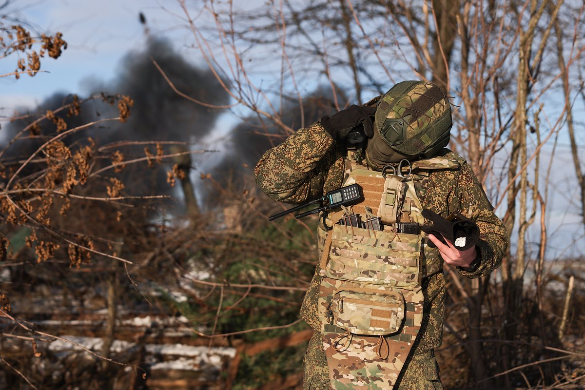 Военнослужащий одного из подразделений 49-й общевойсковой армии во время боевой работы расчета гаубицы «Мста-Б», зона проведения специальной военной операции